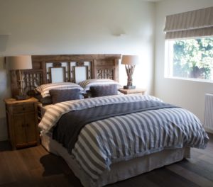 Bed with pillows and 2 bed lamps