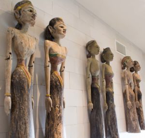 Statue of man and woman in front of wall