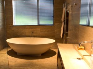 Bath tab & sink on a off-white shower room