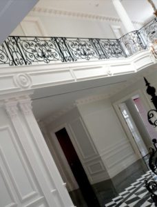White walled entrance hall with wrought iron balcony